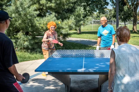 Ping-pong exterieur au soleil